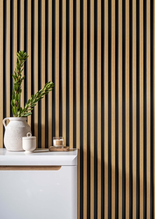 L0305 dąb naturalny Mardom ściana z lameli w salonie.jpg